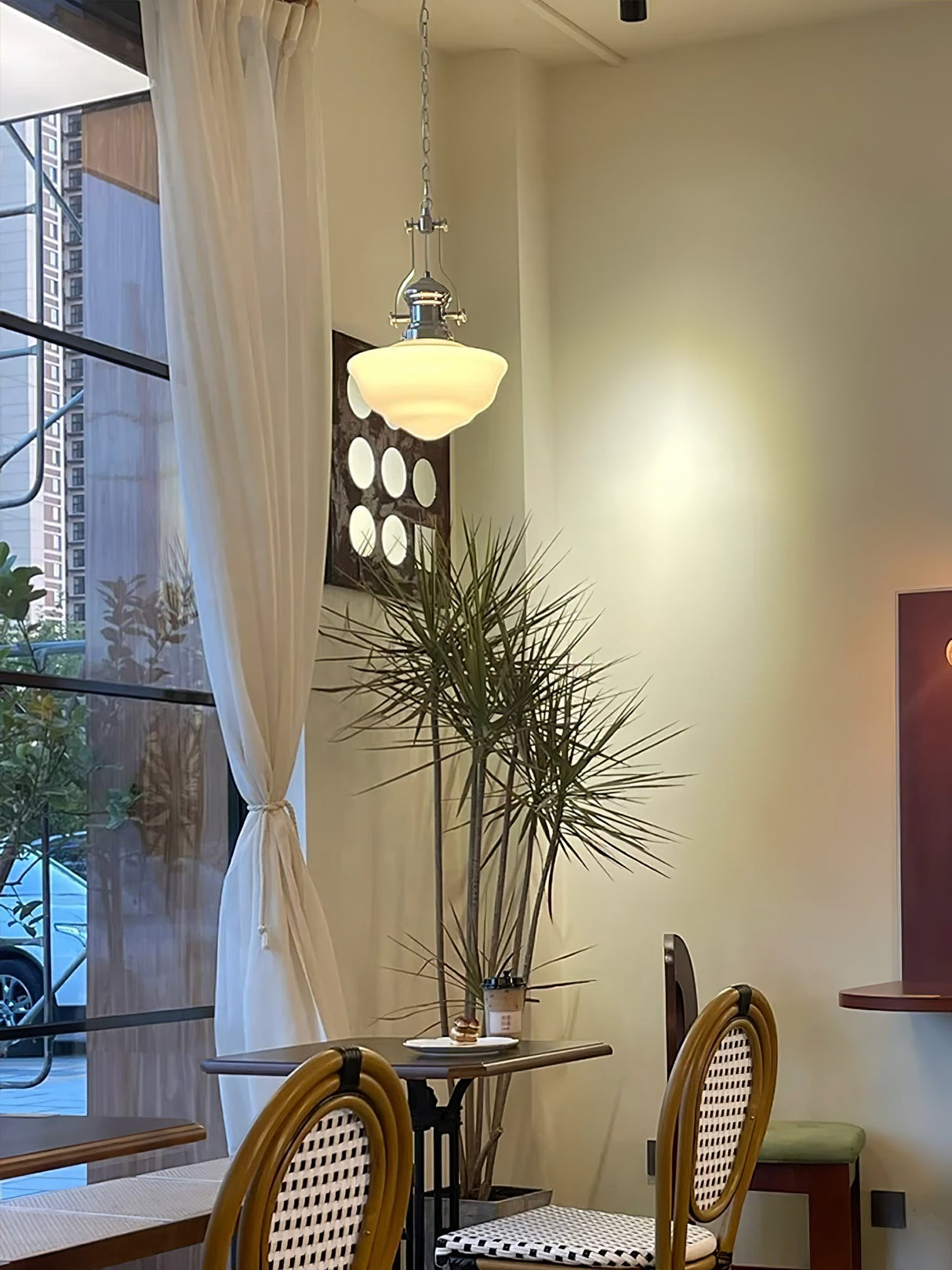 BrightHall Schulhaus Pendelleuchte | Chrom & Weiß | Klassisches Design für moderne Räume