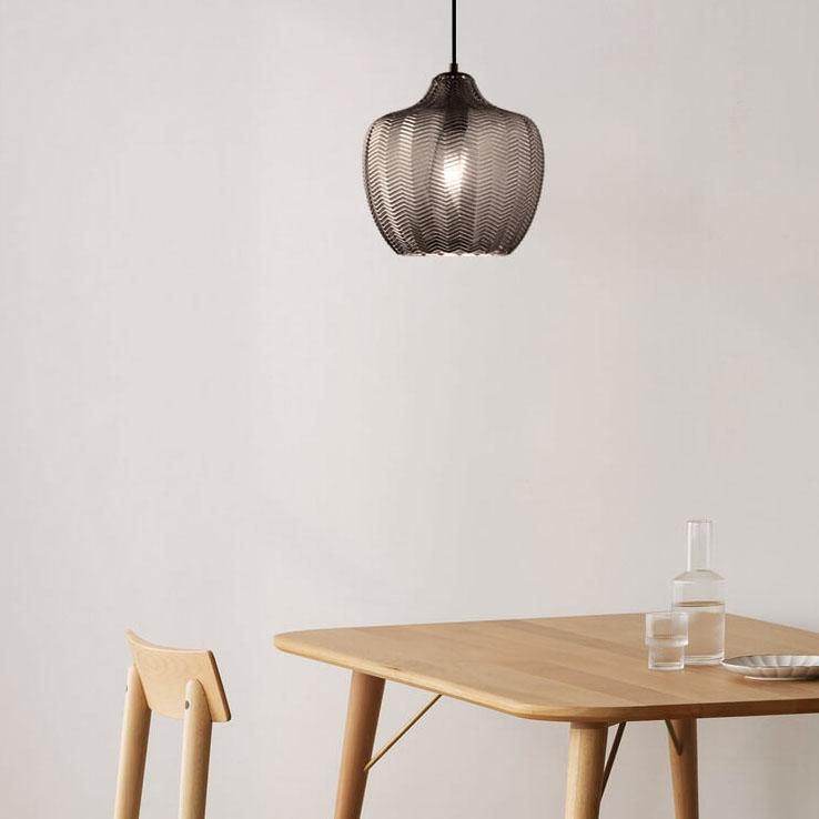LuxeWave Nordic Glas-Pendelleuchte | Wellenstruktur | 1-Licht Barrel Design | Rauchgrau & Cognac Optionen