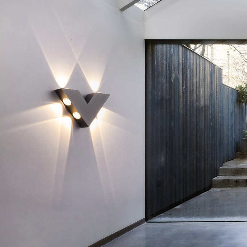 AureVee LED Wandleuchte V-Dreieck | Aluminium & Glas | Minimalistisches Gartenlicht