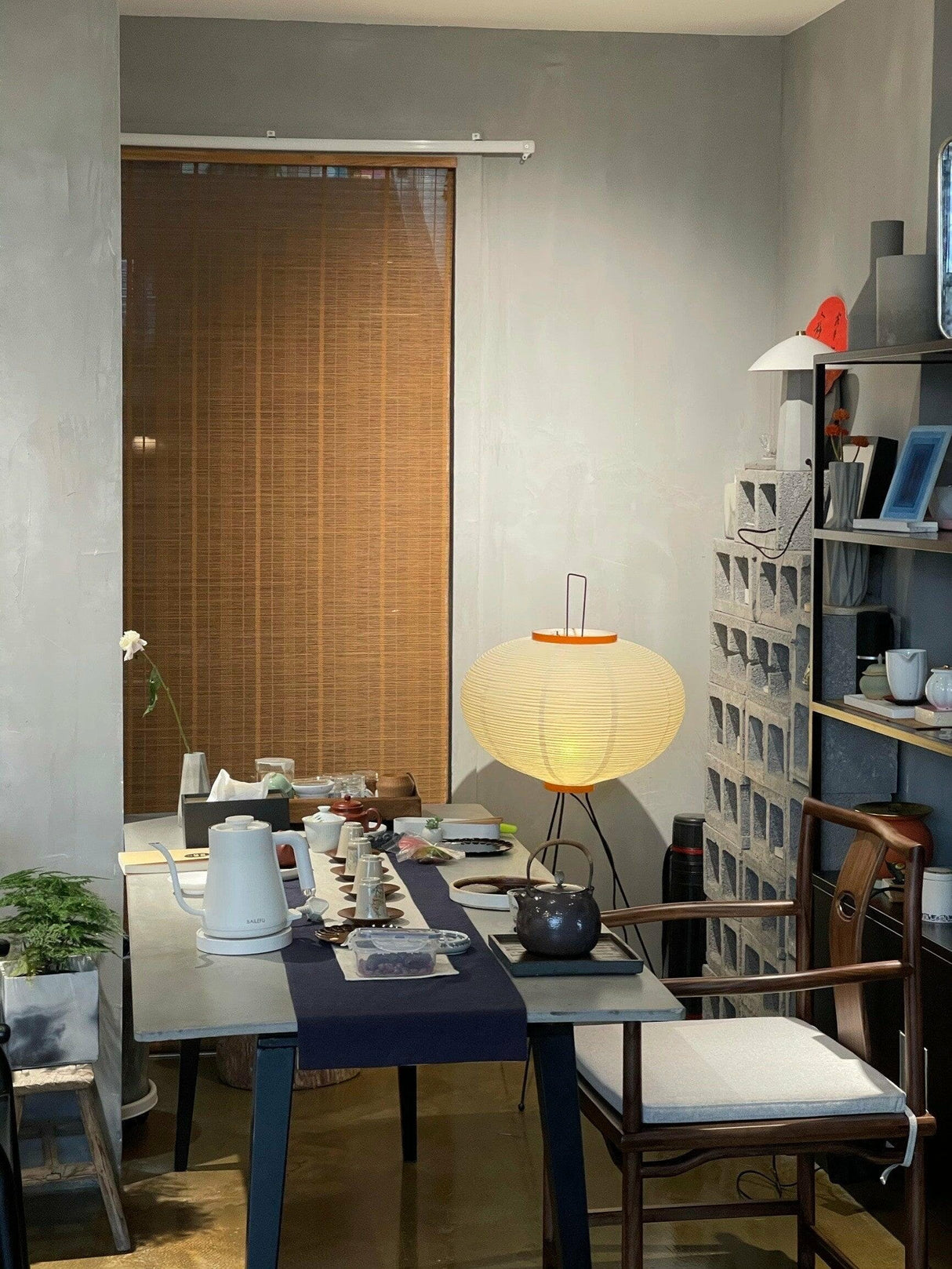 SereniLum Reispapier Stehlampe | Minimalistisches Design | Warmweißes LED-Licht | Nachhaltige Deko für Zuhause