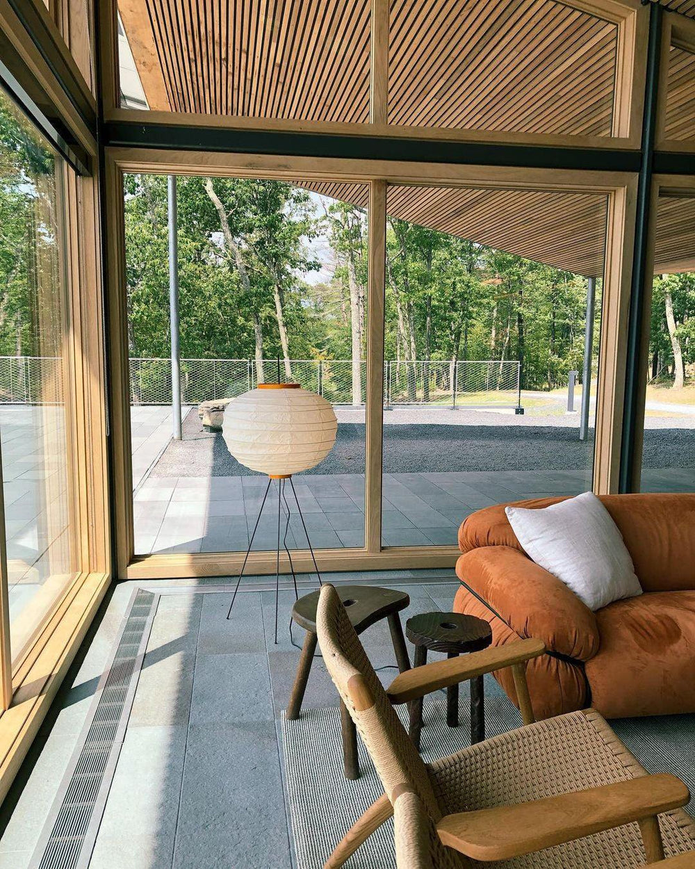 SereniLum Reispapier Stehlampe | Minimalistisches Design | Warmweißes LED-Licht | Nachhaltige Deko für Zuhause