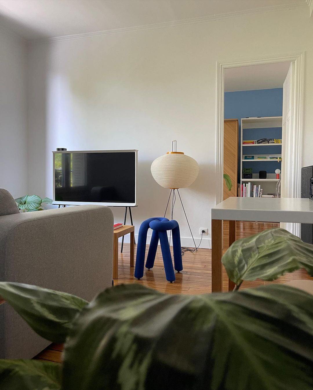 SereniLum Reispapier Stehlampe | Minimalistisches Design | Warmweißes LED-Licht | Nachhaltige Deko für Zuhause