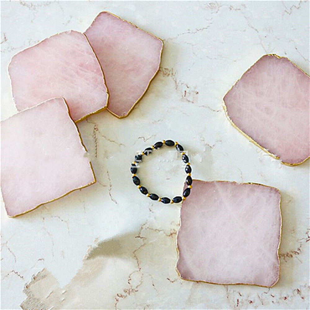GemLuxe Rosenquarz Untersetzer | Natürliche Kristallplatte in Sechseckform | Elegantes Wohnaccessoire mit Goldrand