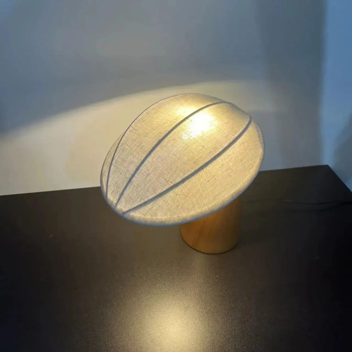 SereneLite Wabi-Sabi Leinen Tischlampe | Minimalistisches Design | Natürliche Beleuchtung | Wohnkultur | Schlafzimmerlampe