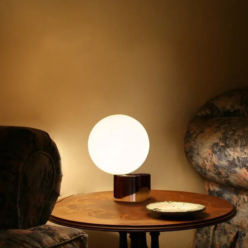 AstroLume Schrägdesign Globuslampe | Moderne LED Tischleuchte | Dekorative Beleuchtung für Zuhause