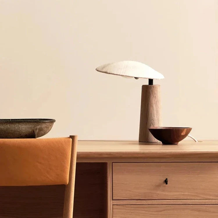 SereneLite Wabi-Sabi Leinen Tischlampe | Minimalistisches Design | Natürliche Beleuchtung | Wohnkultur | Schlafzimmerlampe