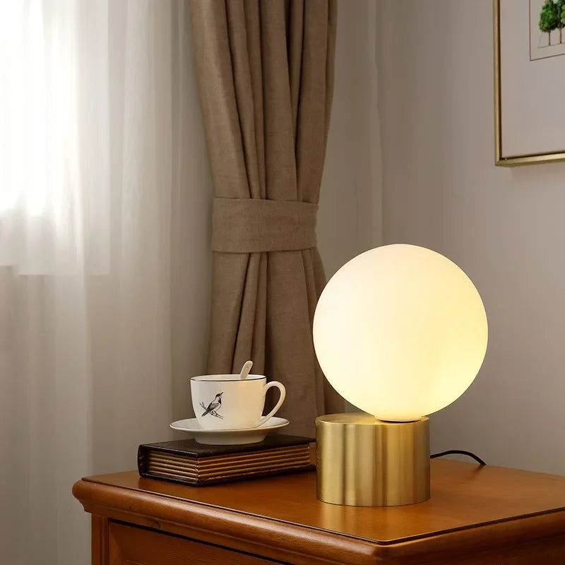 AstroLume Schrägdesign Globuslampe | Moderne LED Tischleuchte | Dekorative Beleuchtung für Zuhause