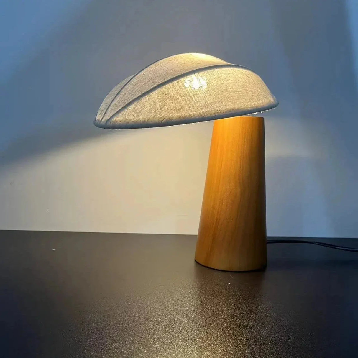 SereneLite Wabi-Sabi Leinen Tischlampe | Minimalistisches Design | Natürliche Beleuchtung | Wohnkultur | Schlafzimmerlampe