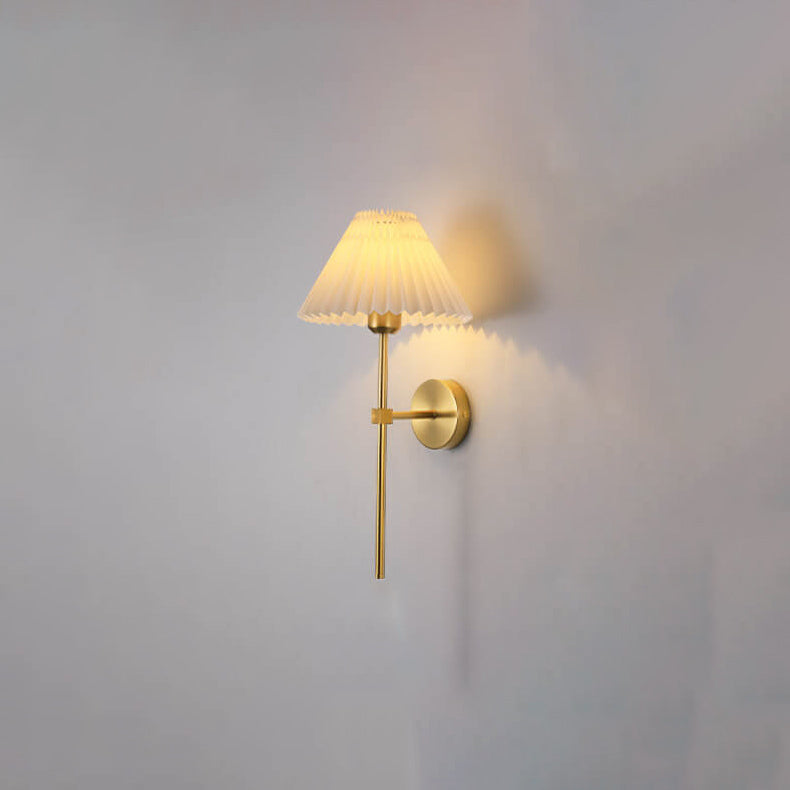 LumiElegance Vintage Wandlampe | Plissee-Stoffschirm | Eleganter Arm | Klassische Beleuchtung