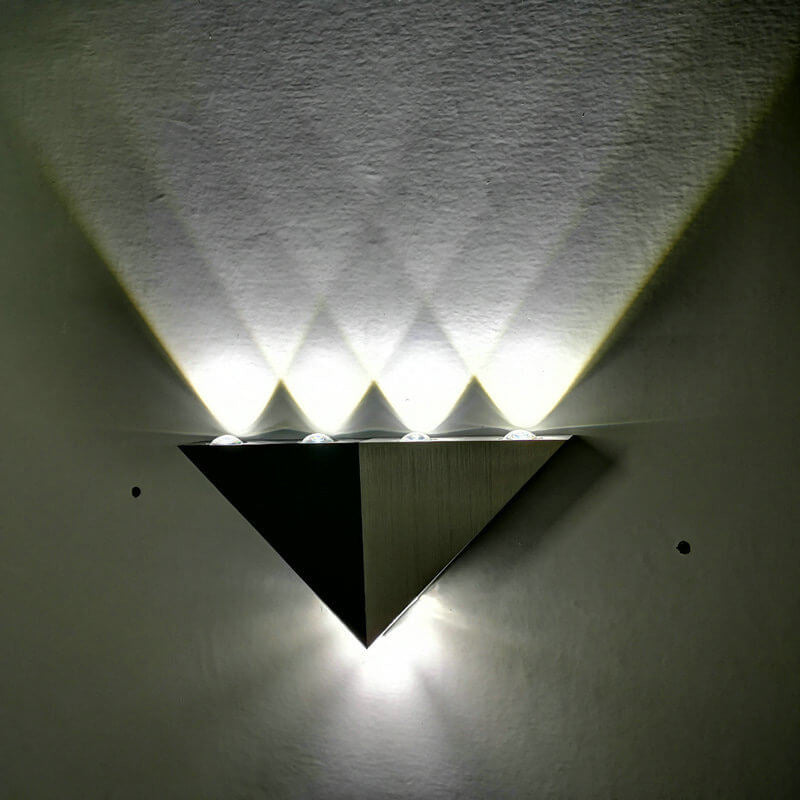 TriLumina Prisma LED Wandleuchte | Kreatives Pyramidendesign | Aluminium & Acryl | Farbige Lichtoptionen