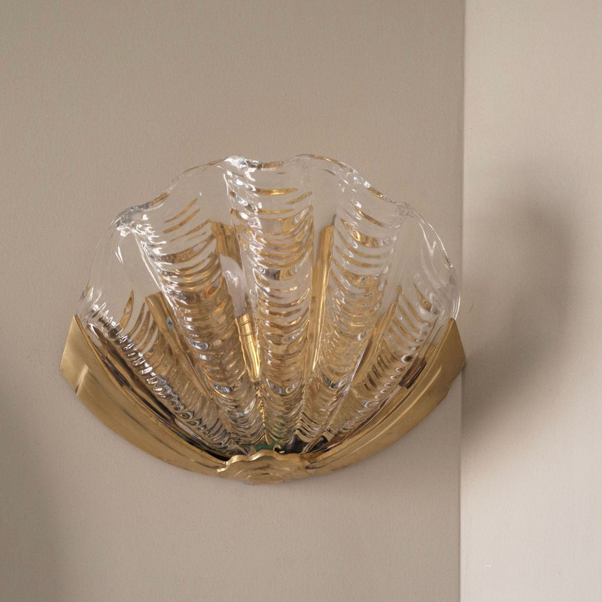 Lumova Muschel-Wandleuchte | Art Déco Design | Glas & Messing | Schlafzimmerbeleuchtung