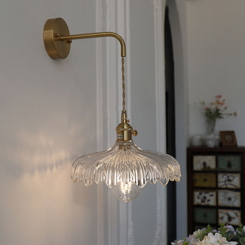 FloraGleam Wandlampe im Art-Deco-Stil | Eisen & Glasblüten-Schirm | 1 Licht | Elegantes Design für Schlafzimmer