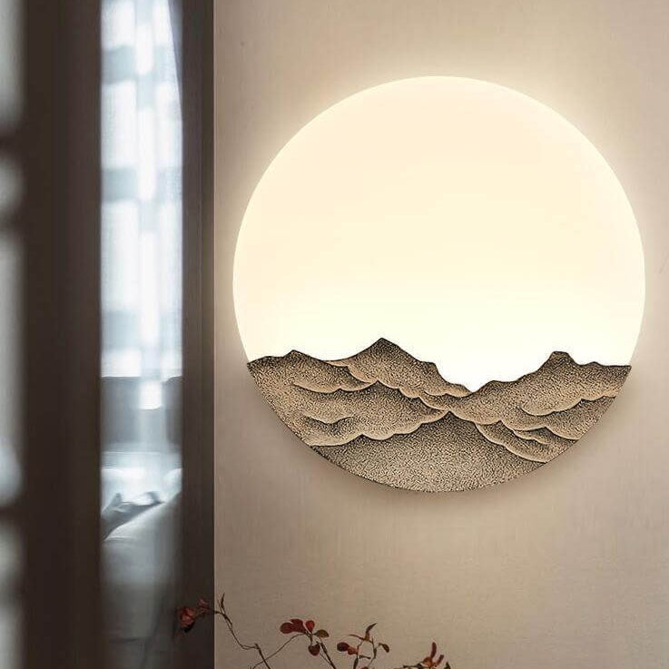 MountainGlow Chinesische Wandleuchte | 3D-Resin-Bergskulptur & Acryl | Runde LED-Lampe | Klassisches Design für Wohnzimmer & Flur