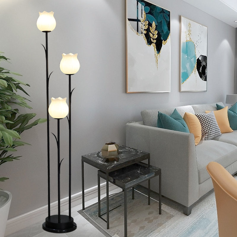 Fiorenza Stehlampe | Skandinavisches Design | Zylindrische Blütenform | 3-flammige Beleuchtung für Wohnzimmer