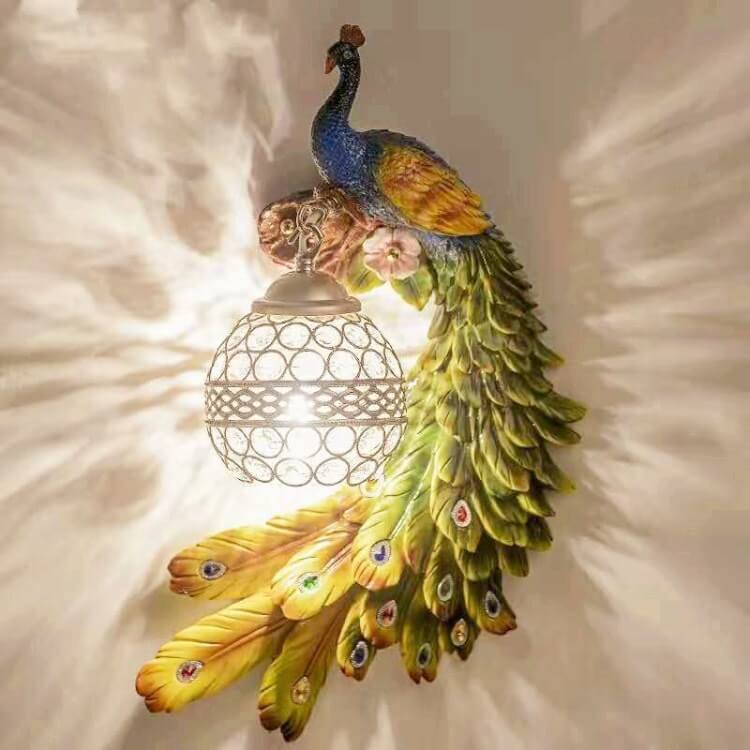 RoyalGlow Vintage Wandlampe mit Pfauenmotiv | Kristallkugel-Schirm | Wandleuchte im klassischen Design