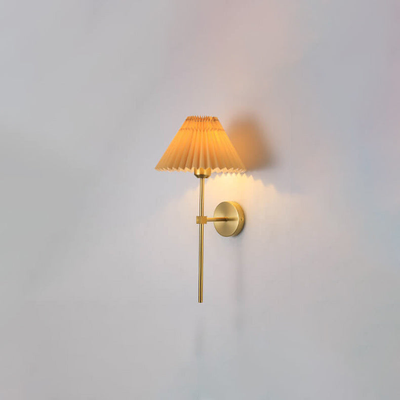 LumiElegance Vintage Wandlampe | Plissee-Stoffschirm | Eleganter Arm | Klassische Beleuchtung