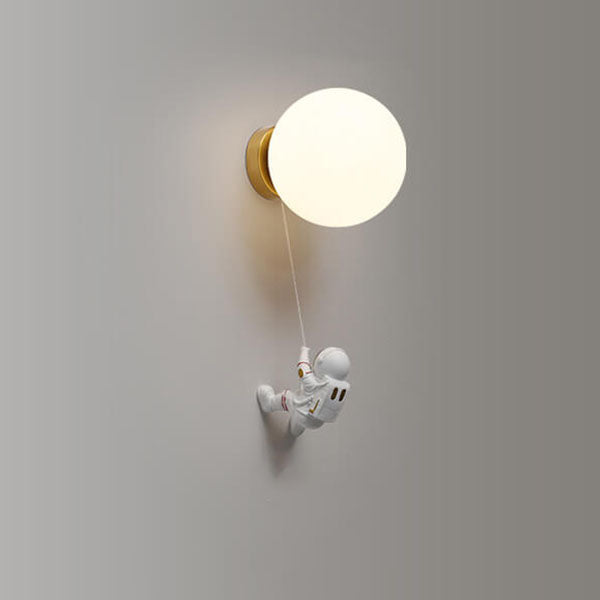 AstroLuxe Kreatives Astronaut Wandlampe | Eisen- und Harzdesign | Einzigartige Beleuchtung für Schlafzimmer | Stimmungslicht