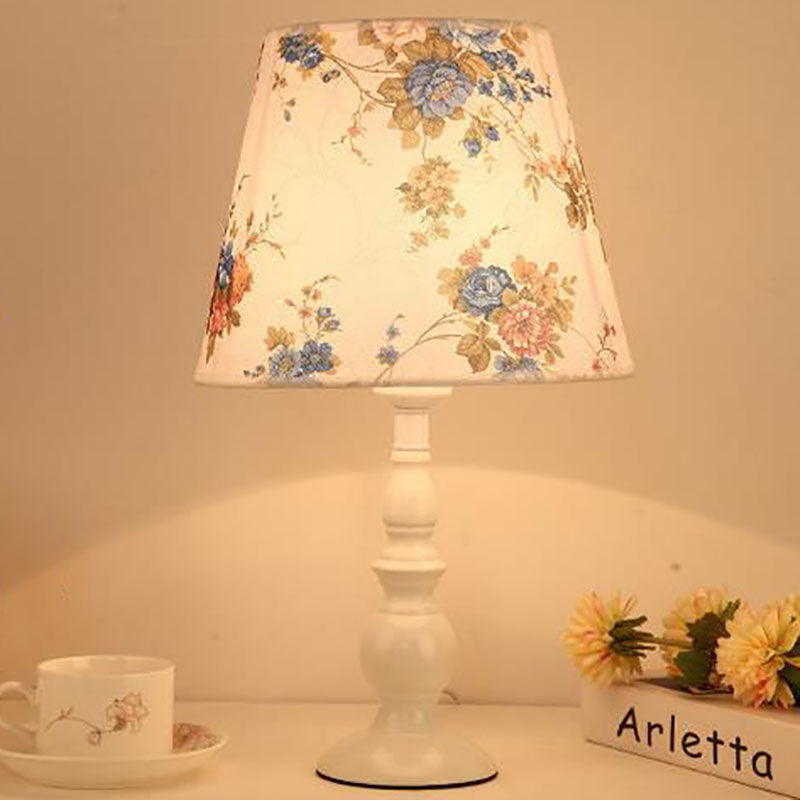 LiliaBloom Exklusive Tischlampe mit Stoffschirm | Blumenmotiv | Vase-Design | LED-Dimmfunktion | Elegante Beleuchtung für Zuhause