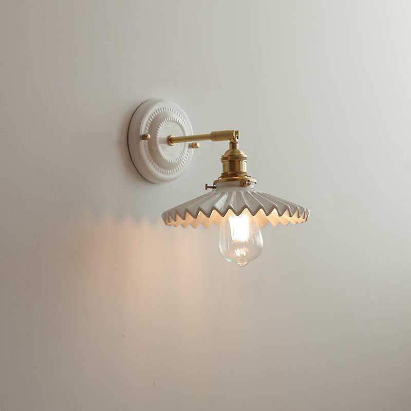 LumiZen Vintage Japanische Keramik & Messing Wandlampe | 1-Licht | Klassisches Design | Wohnzimmer Deko | Elegante Beleuchtung