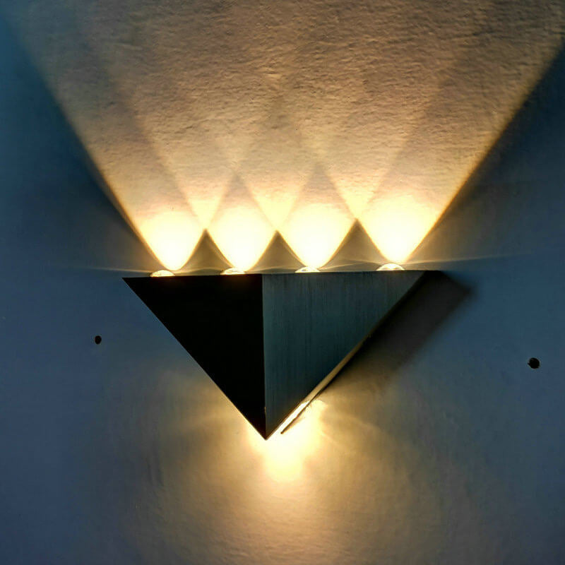TriLumina Prisma LED Wandleuchte | Kreatives Pyramidendesign | Aluminium & Acryl | Farbige Lichtoptionen