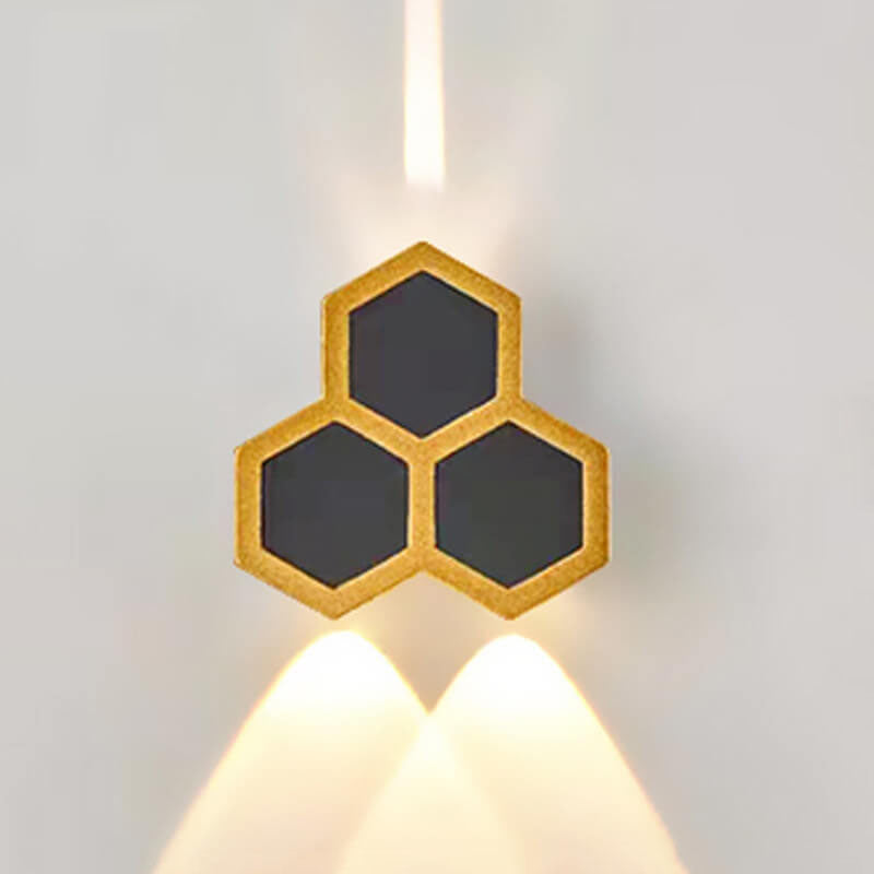 LumoHex Prime | Modernes Outdoor LED Wandlicht | Hexagon Schwarz-Gold Kombination