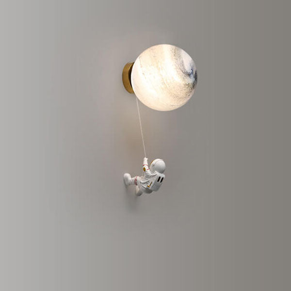 AstroLuxe Kreatives Astronaut Wandlampe | Eisen- und Harzdesign | Einzigartige Beleuchtung für Schlafzimmer | Stimmungslicht