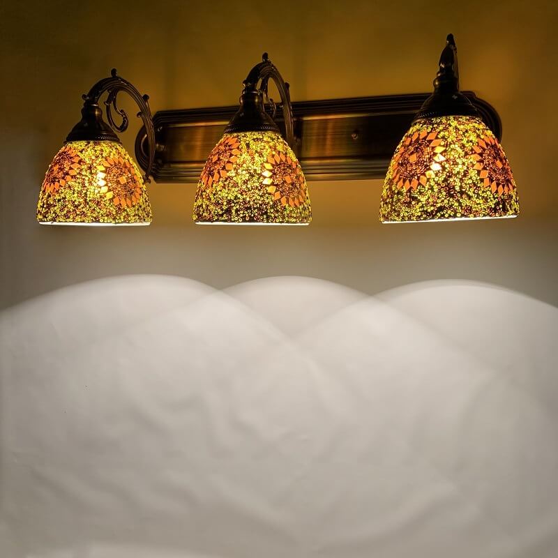 MediterraGlow Tiffany Glas 3-Licht Wandlampe | Mediterranes Design | Badezimmer Vanity Spiegelbeleuchtung | Vintage Stil