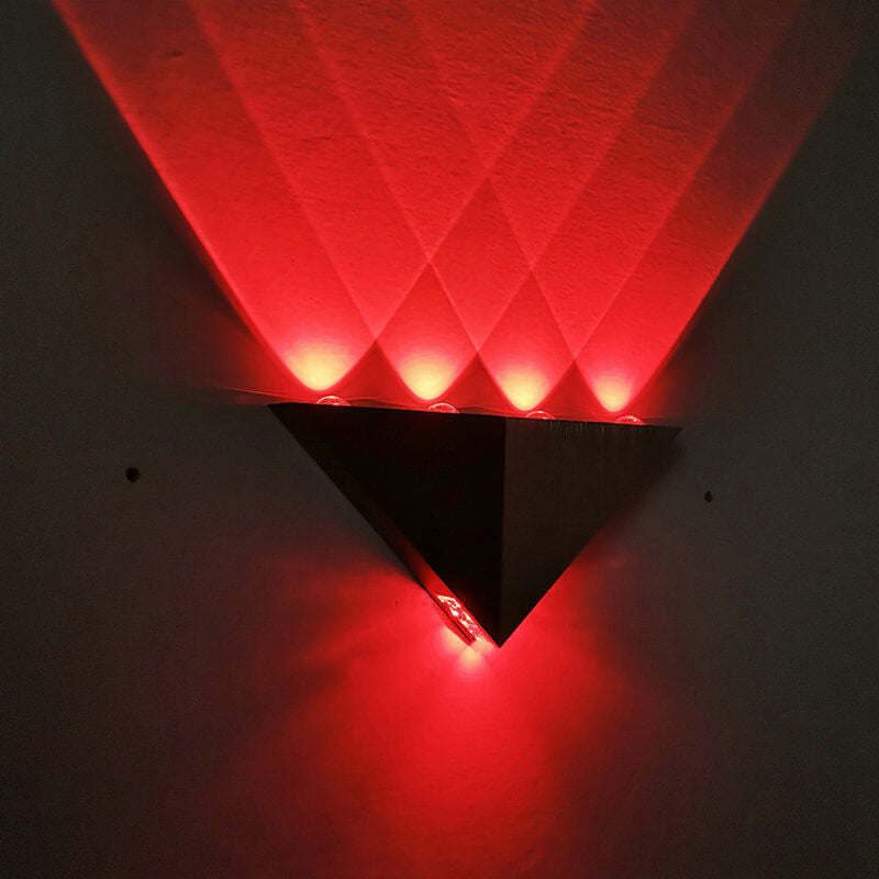 TriLumina Prisma LED Wandleuchte | Kreatives Pyramidendesign | Aluminium & Acryl | Farbige Lichtoptionen