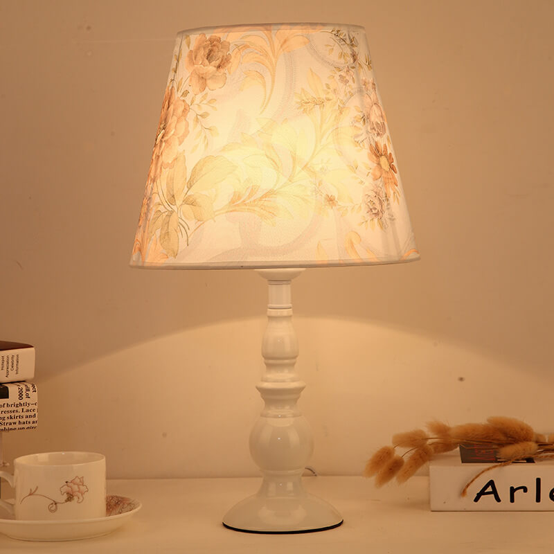 LiliaBloom Exklusive Tischlampe mit Stoffschirm | Blumenmotiv | Vase-Design | LED-Dimmfunktion | Elegante Beleuchtung für Zuhause