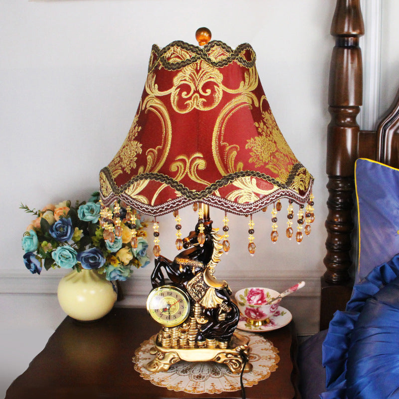 RegalHorse Tischlampe im europäischen Stil | Harz-Pferdefigur | Trapezförmiger Stoffschirm | Elegantes Design für Schlafzimmer