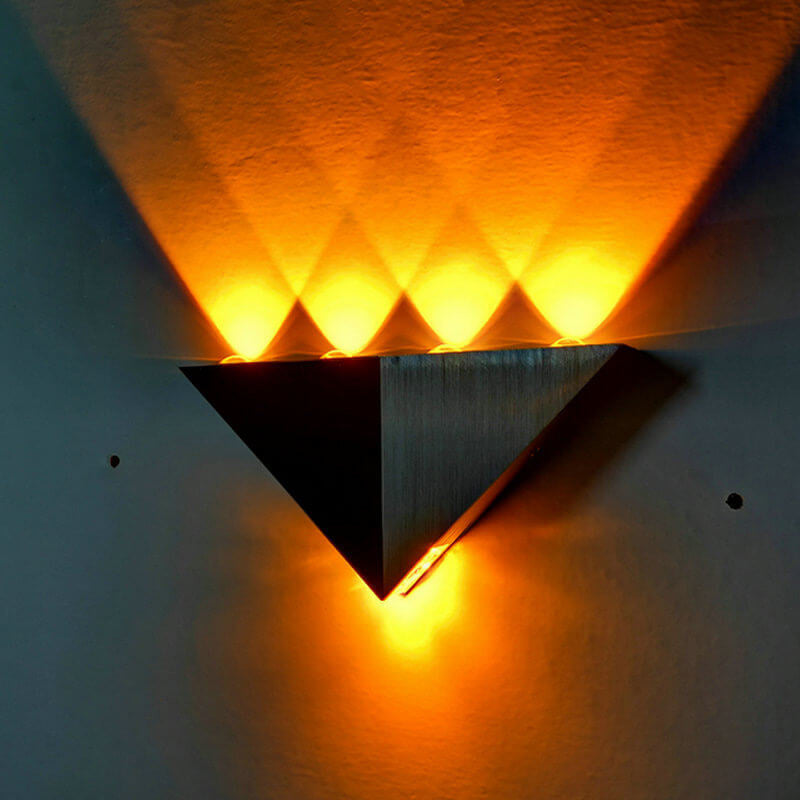 TriLumina Prisma LED Wandleuchte | Kreatives Pyramidendesign | Aluminium & Acryl | Farbige Lichtoptionen