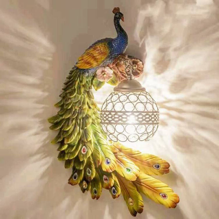 RoyalGlow Vintage Wandlampe mit Pfauenmotiv | Kristallkugel-Schirm | Wandleuchte im klassischen Design