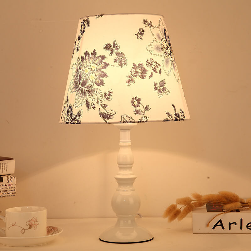 LiliaBloom Exklusive Tischlampe mit Stoffschirm | Blumenmotiv | Vase-Design | LED-Dimmfunktion | Elegante Beleuchtung für Zuhause