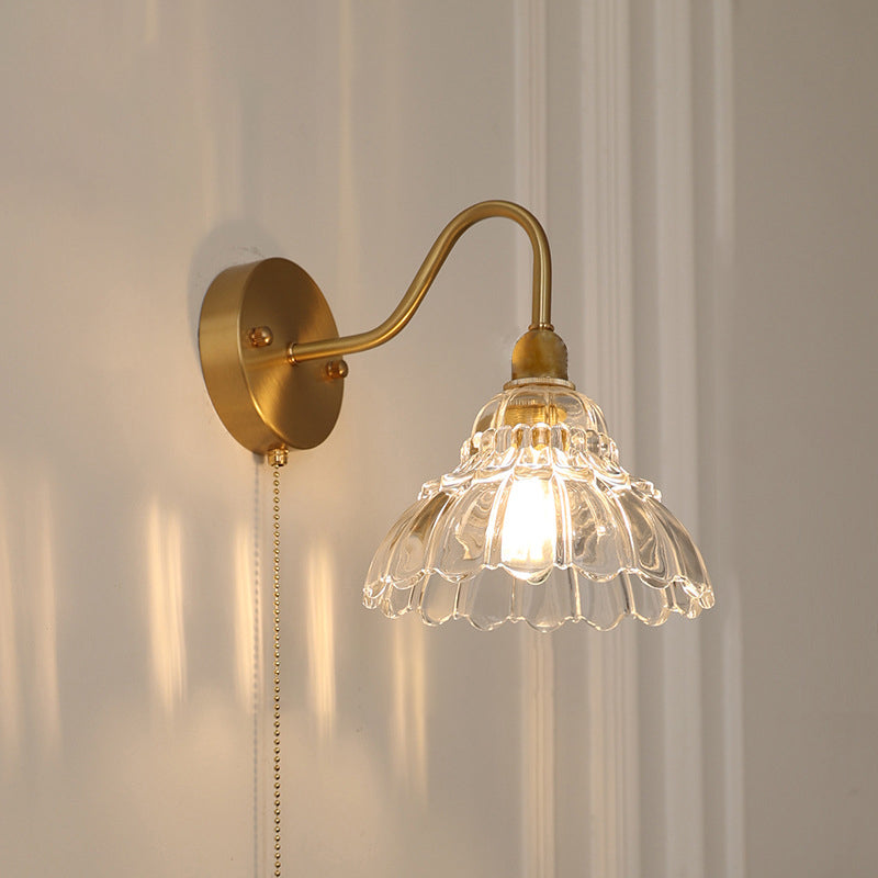 Bellisa Brass Design Wandleuchte | Glasblüten-Dekor | Minimalistisch | 1-Licht-Lampe für Wohnzimmer