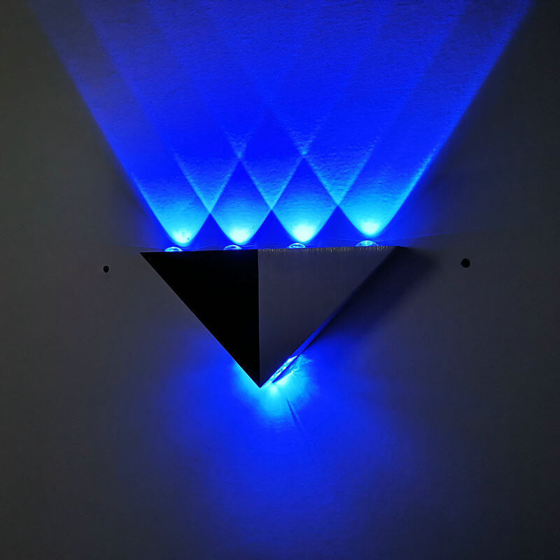 TriLumina Prisma LED Wandleuchte | Kreatives Pyramidendesign | Aluminium & Acryl | Farbige Lichtoptionen