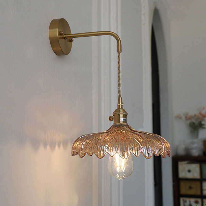 FloraGleam Wandlampe im Art-Deco-Stil | Eisen & Glasblüten-Schirm | 1 Licht | Elegantes Design für Schlafzimmer