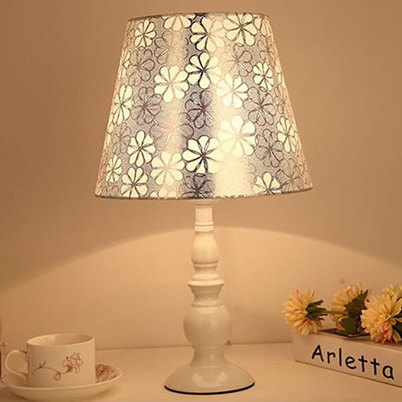 LiliaBloom Exklusive Tischlampe mit Stoffschirm | Blumenmotiv | Vase-Design | LED-Dimmfunktion | Elegante Beleuchtung für Zuhause