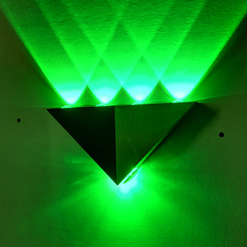TriLumina Prisma LED Wandleuchte | Kreatives Pyramidendesign | Aluminium & Acryl | Farbige Lichtoptionen