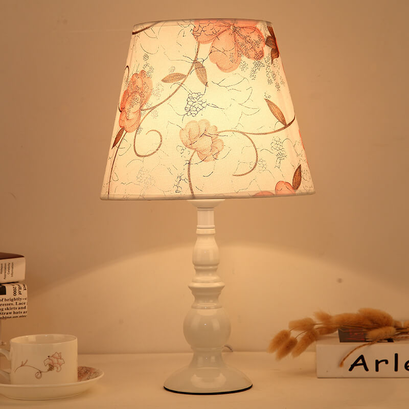 LiliaBloom Exklusive Tischlampe mit Stoffschirm | Blumenmotiv | Vase-Design | LED-Dimmfunktion | Elegante Beleuchtung für Zuhause