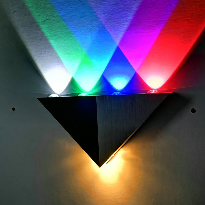 TriLumina Prisma LED Wandleuchte | Kreatives Pyramidendesign | Aluminium & Acryl | Farbige Lichtoptionen