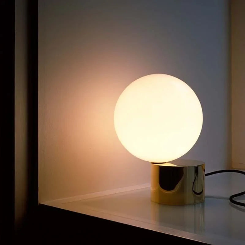 AstroLume Schrägdesign Globuslampe | Moderne LED Tischleuchte | Dekorative Beleuchtung für Zuhause