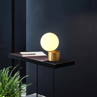 AstroLume Schrägdesign Globuslampe | Moderne LED Tischleuchte | Dekorative Beleuchtung für Zuhause