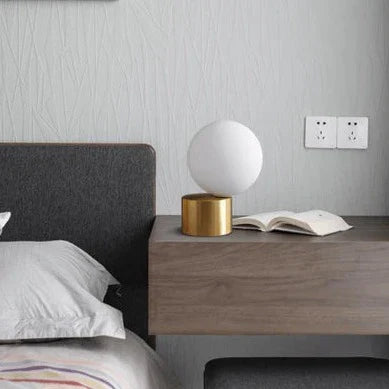 AstroLume Schrägdesign Globuslampe | Moderne LED Tischleuchte | Dekorative Beleuchtung für Zuhause