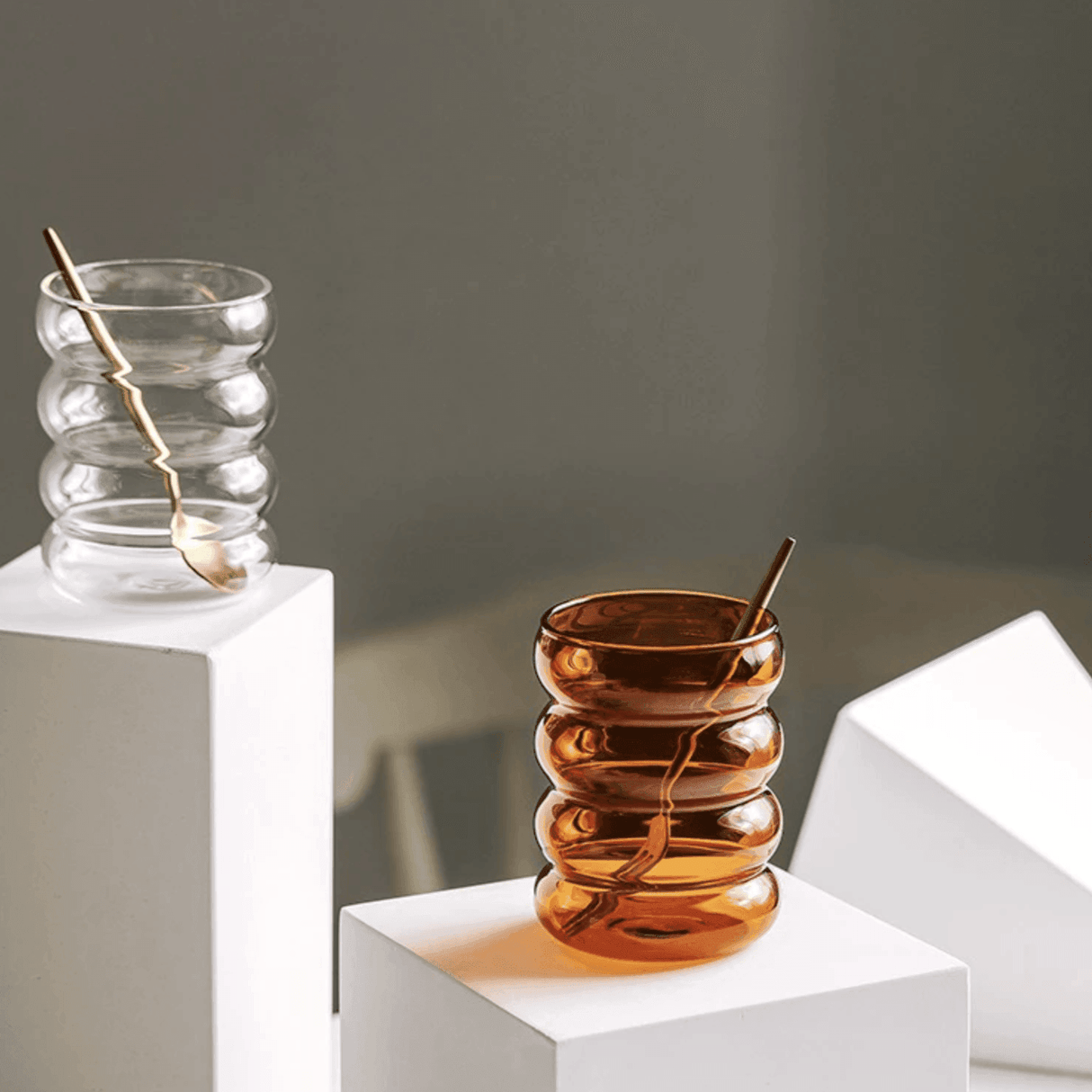 Bubblivio Bunte Glas-Getränkebecher | Handgefertigt | Einzigartiges Design | Perfekt für stilvolle Getränkepräsentation