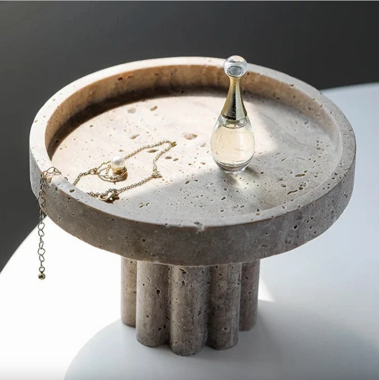 Travesta Deko-Ständer aus Travertin-Optik | Minimalistisches Design | Erhöhte Präsentation | Vielseitige Deko