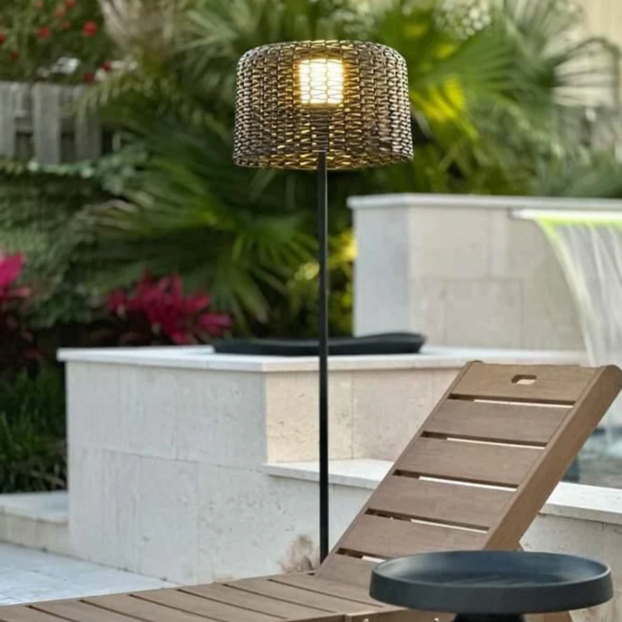 SolLoom Geflochtene Solar Stehlampe | Nachhaltige LED Gartenleuchte | Wetterfeste Bodenlampe
