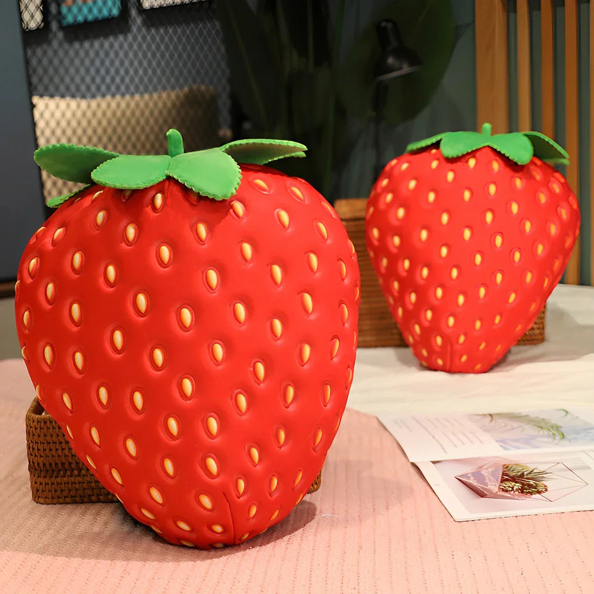 BerrySoft Dekoratives Erdbeer-Kissen | Plüschkissen | Rückenkissen | Niedliches Geschenk für Mädchen
