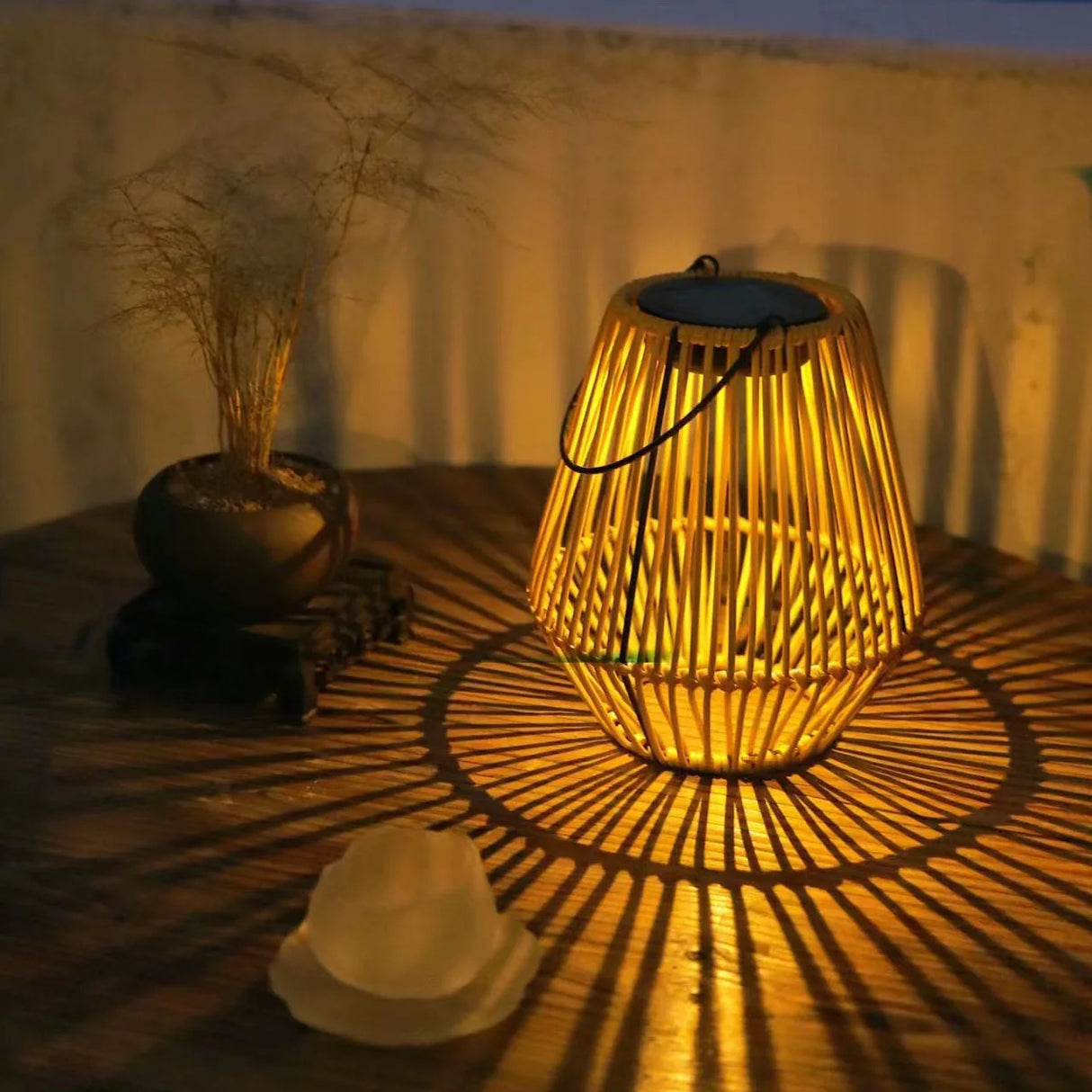 SolarBask Geflochtene Solarlaterne | Wetterfest | Kabellose Außenleuchte | Deko für Garten und Terrasse