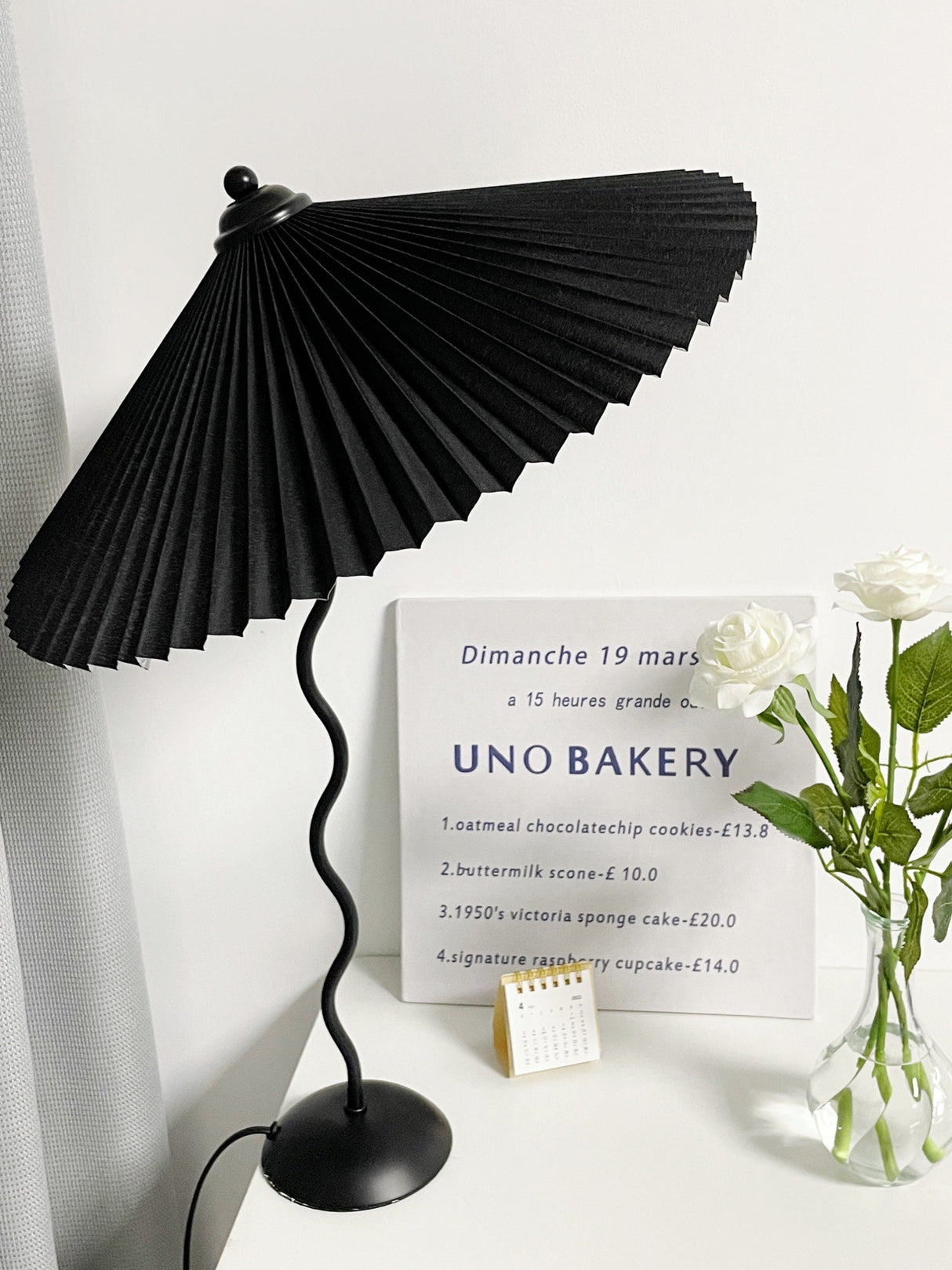 TwistAura Squiggle Tischlampe | Modernes Design | LED Beleuchtung | Stilvolle Wohnraum-Deko