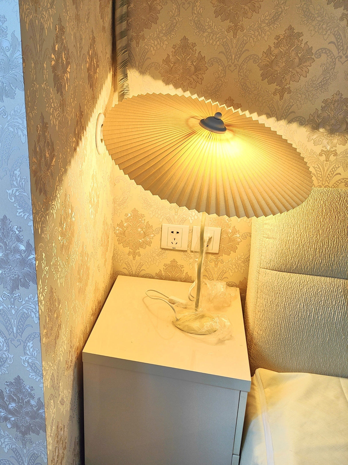 TwistAura Squiggle Tischlampe | Modernes Design | LED Beleuchtung | Stilvolle Wohnraum-Deko